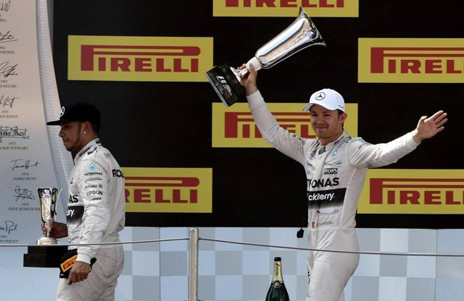 Rosberg festeggia, Hamilton, 2,   corrucciato. Afp